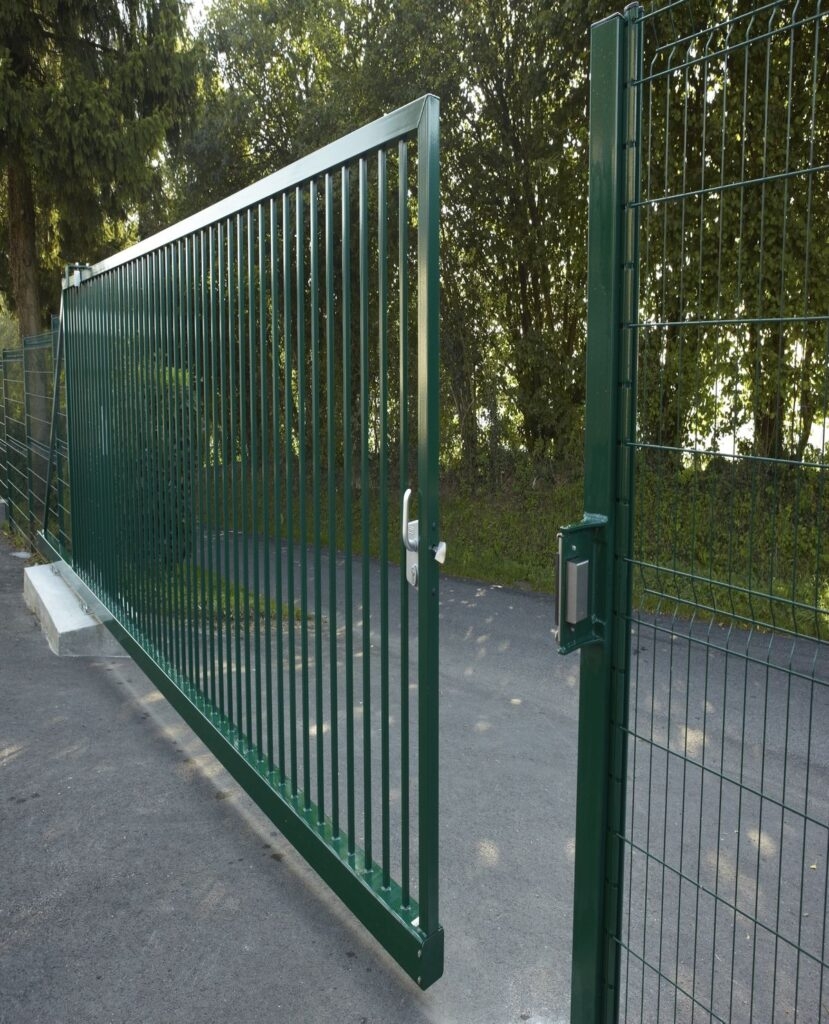 Dilovası Tel Çit Sistemleri ve Spor Sahası Yapımı | Panel, Çim, Jiletli ve Tel Örgü Uygulamaları – Örgüsan Çit